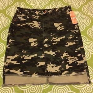 GB Gianni Bini Camo Denim Skirt. Size Small. NWT